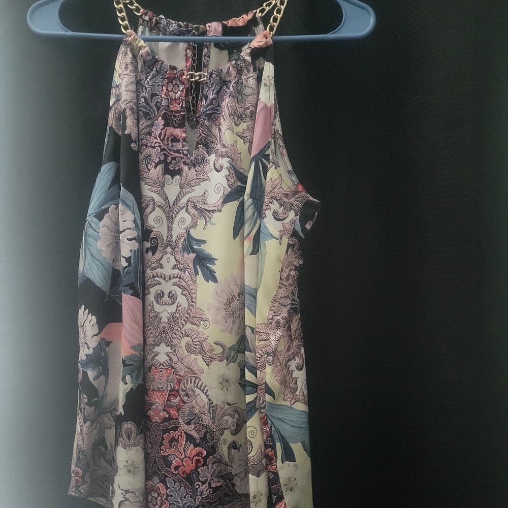 NWOT MULTI COLOR SLEEVELESS BLOUSE WITH GOLD TONE LINKS SIZE MEDIUM